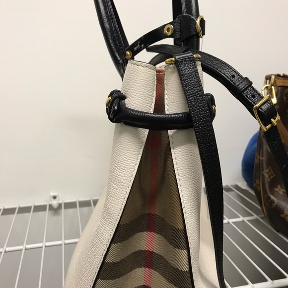 Burberry white purse - Picture 2 of 3